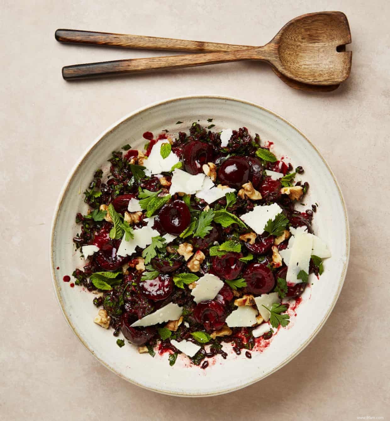 Menthe pastèque, cerise et riz noir, wakamé à l échalote croustillante :les salades estivales rafraîchissantes de Yotam Ottolenghi 