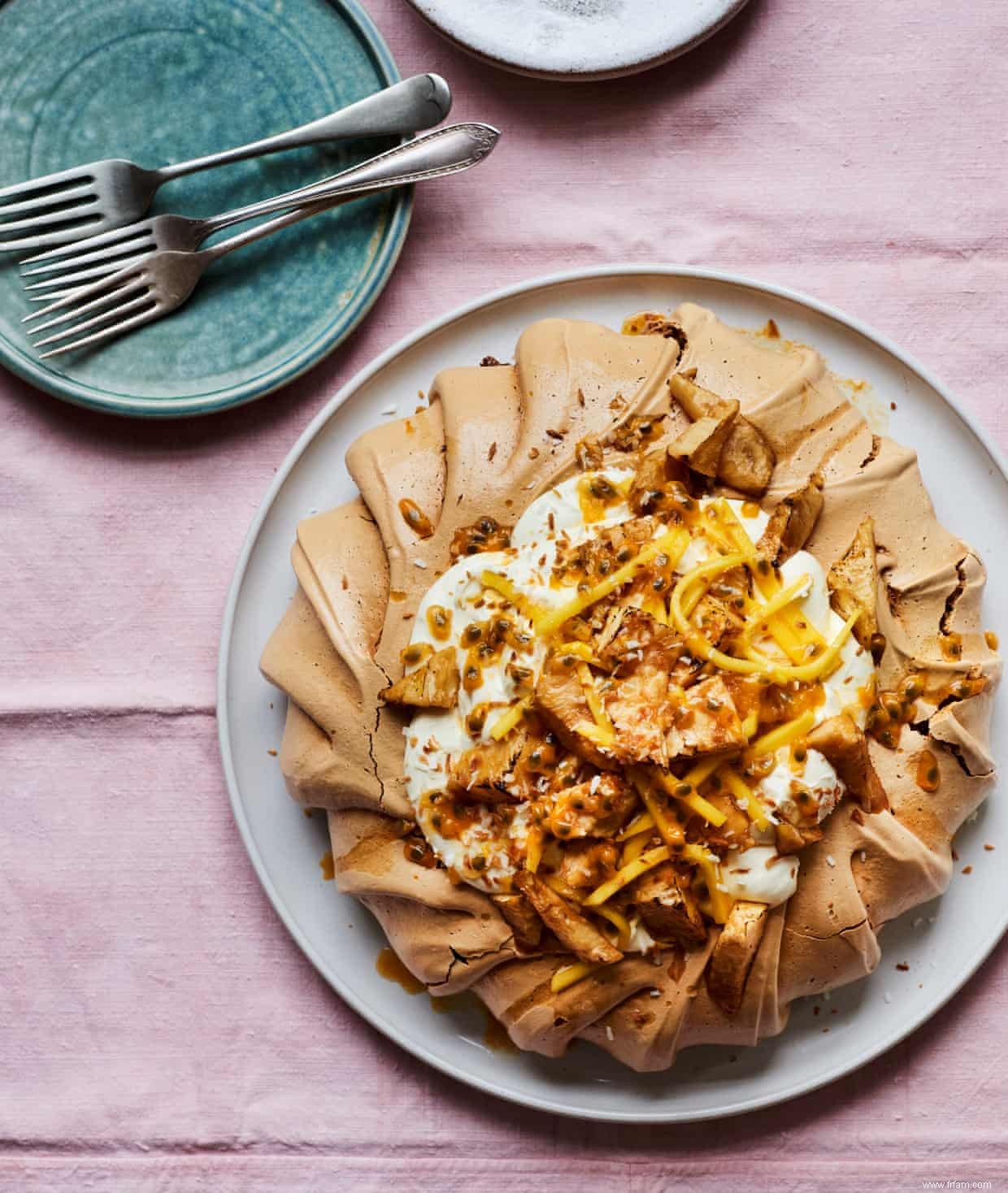 Recettes de Lara Lee pour lumpia et pavlova à la banane et au sucre de coco avec ananas caramélisé 