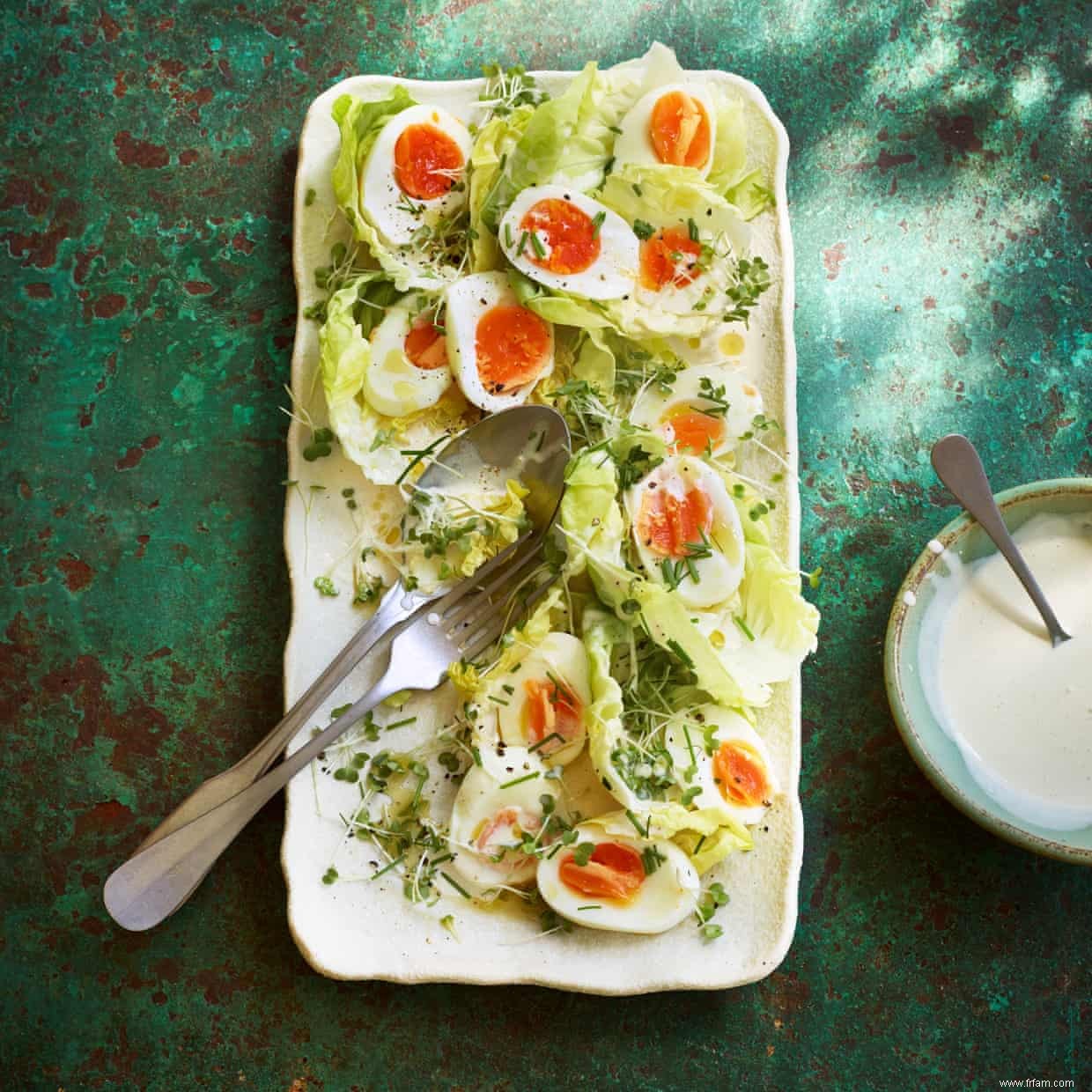 Salade de laitue de Simon Hopkinson avec des œufs, du cresson à la moutarde et une vinaigrette à la crème 