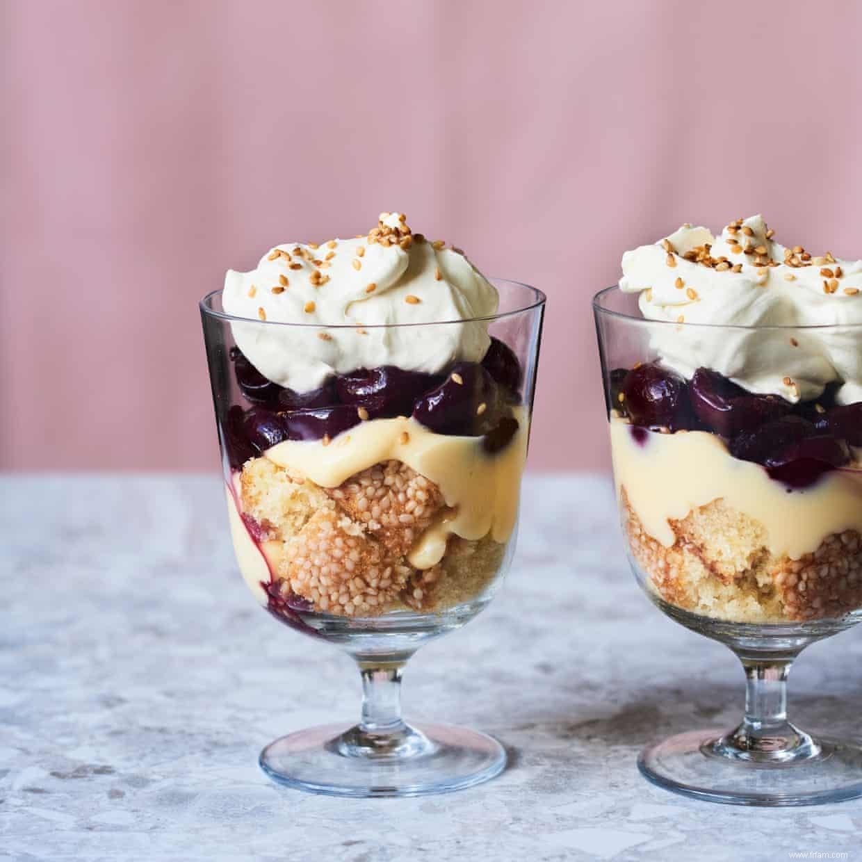 La recette de Benjamina Ebuehi pour la bagatelle aux cerises, au sésame et à la baie 