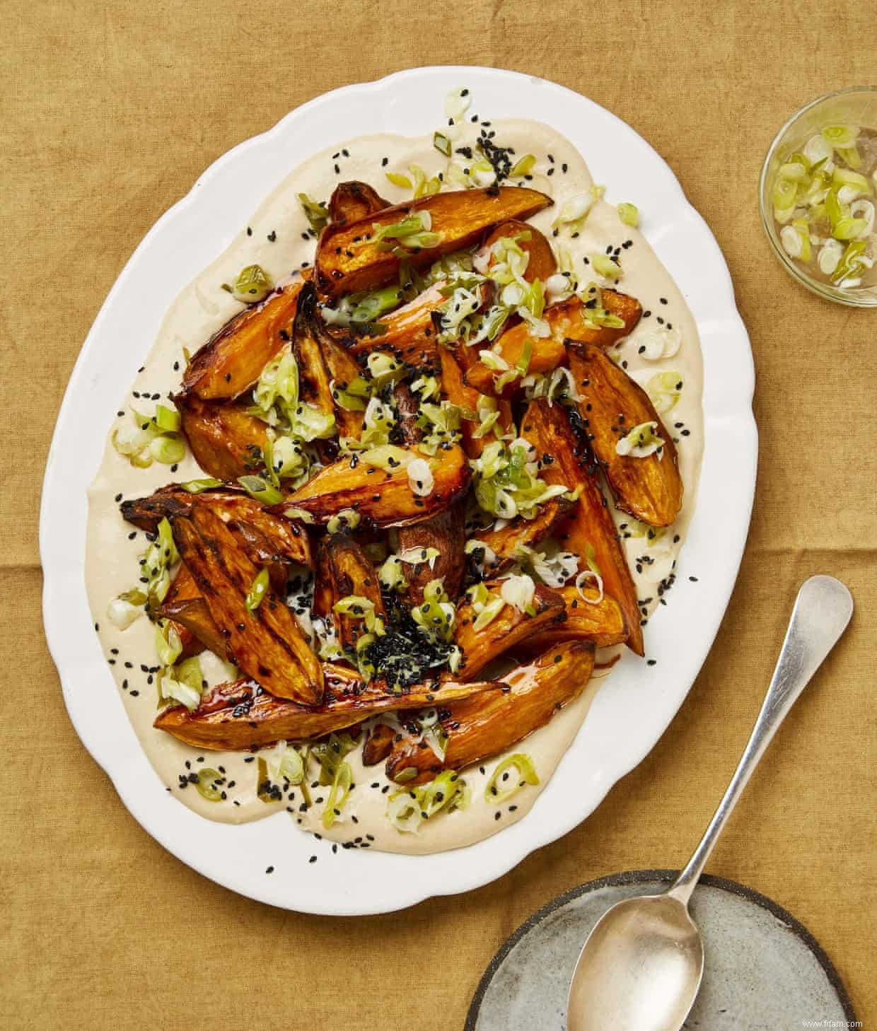 Recette végétalienne de Meera Sodha pour salade de patates douces, oignons nouveaux et miso 