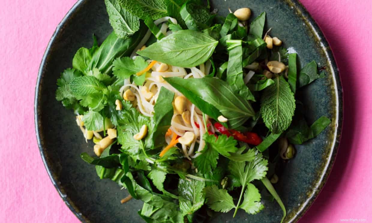 Salade de nouilles de Nigel Slater avec haricots germés et cacahuètes 