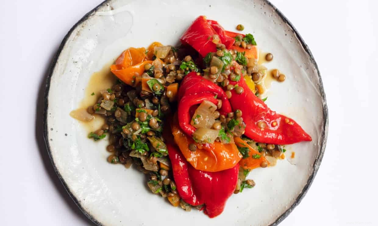 La recette de Nigel Slater pour les poivrons rôtis, les tomates et les lentilles 