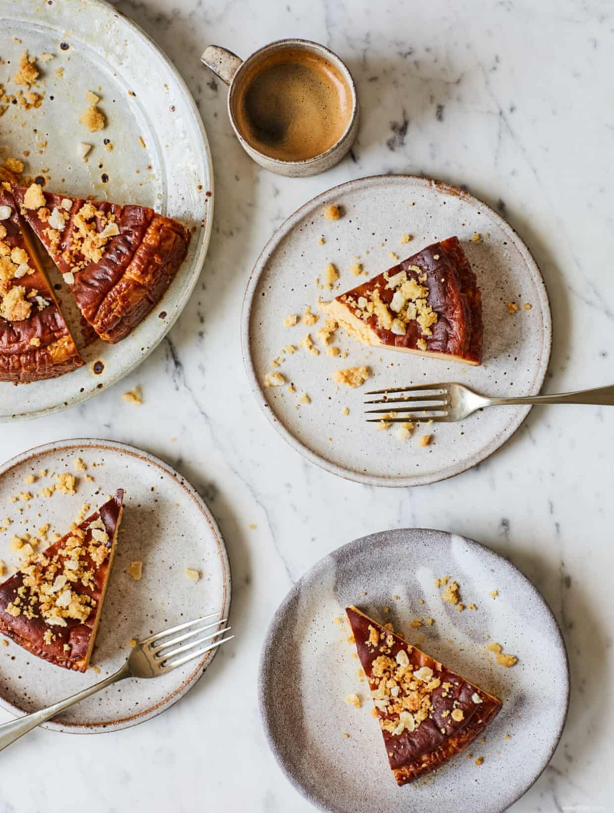 La recette de Tamal Ray pour le gâteau au fromage au miel et au gingembre avec garniture de streusel 