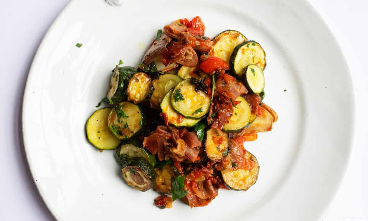 La recette de Nigel Slater pour les courgettes, les tomates et le jambon 