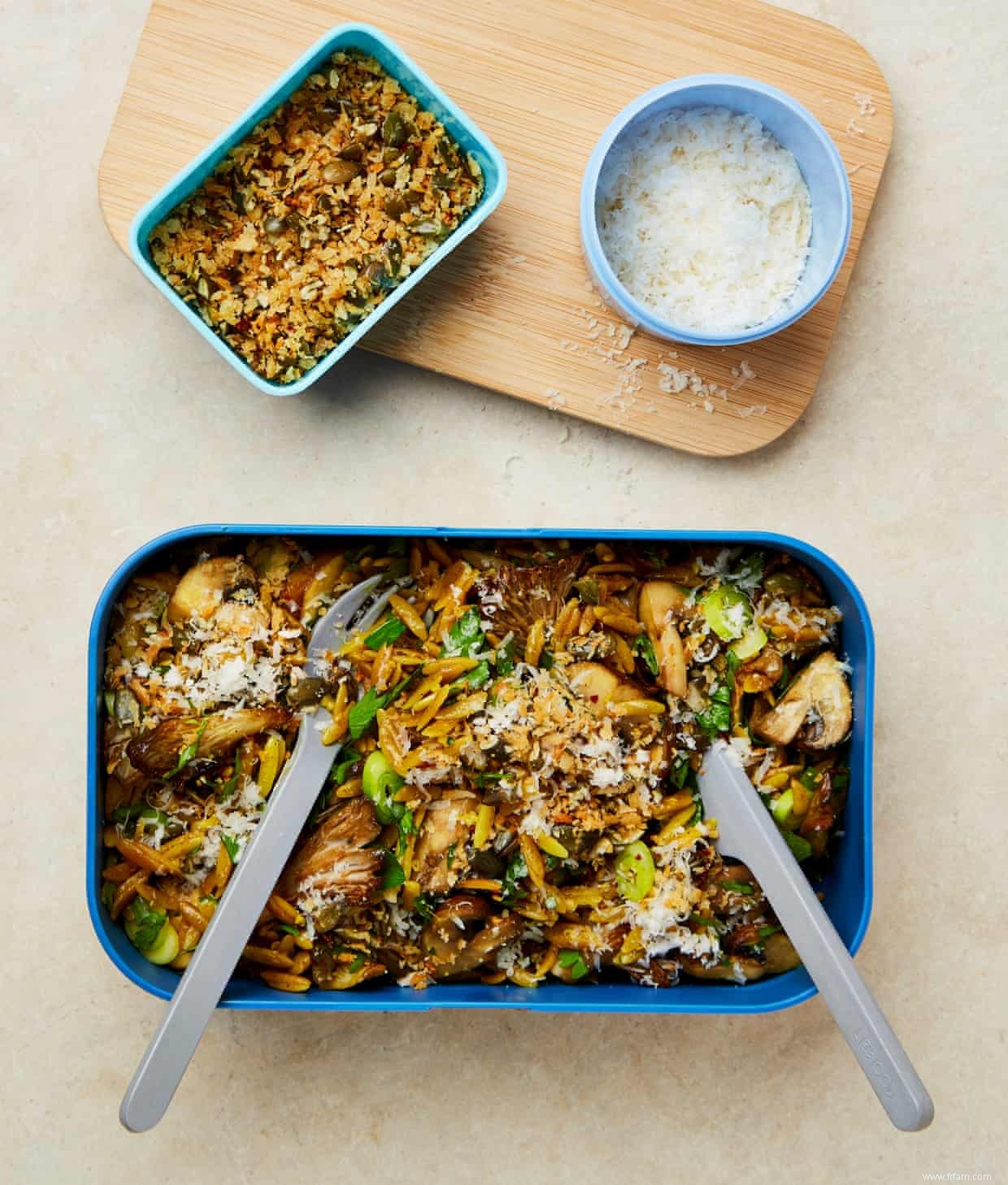 Poulet soufflé, orzo aux champignons épicés et cacahuètes cassantes :les goûters de rentrée de Yotam Ottolenghi – recettes 