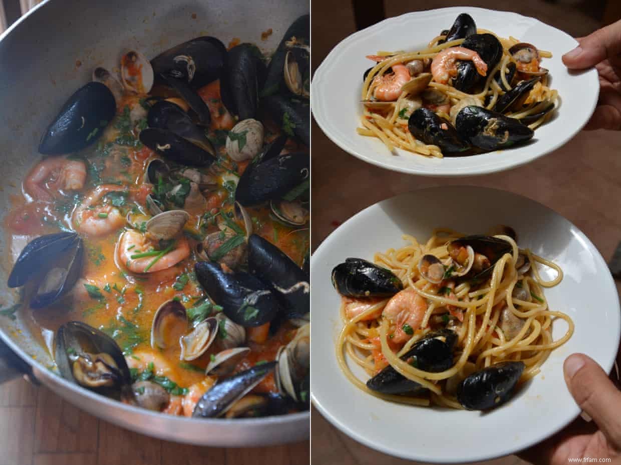 Recette de Rachel Roddy pour les linguines aux palourdes, calamars (et/ou crevettes), moules et tomates 