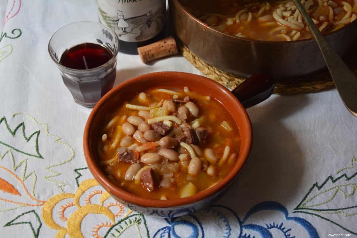 La recette de Rachel Roddy pour une soupe montagnarde aux haricots, au prosciutto et aux pâtes 