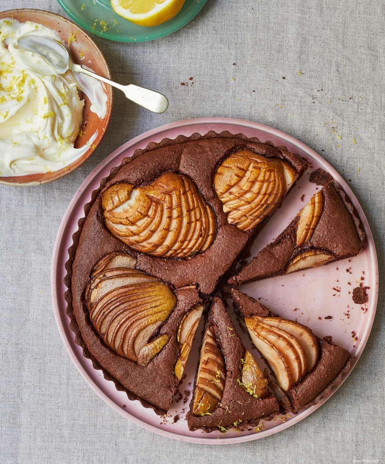 La recette de la tarte frangipane au chocolat et poires marinées de Kylee Newton 