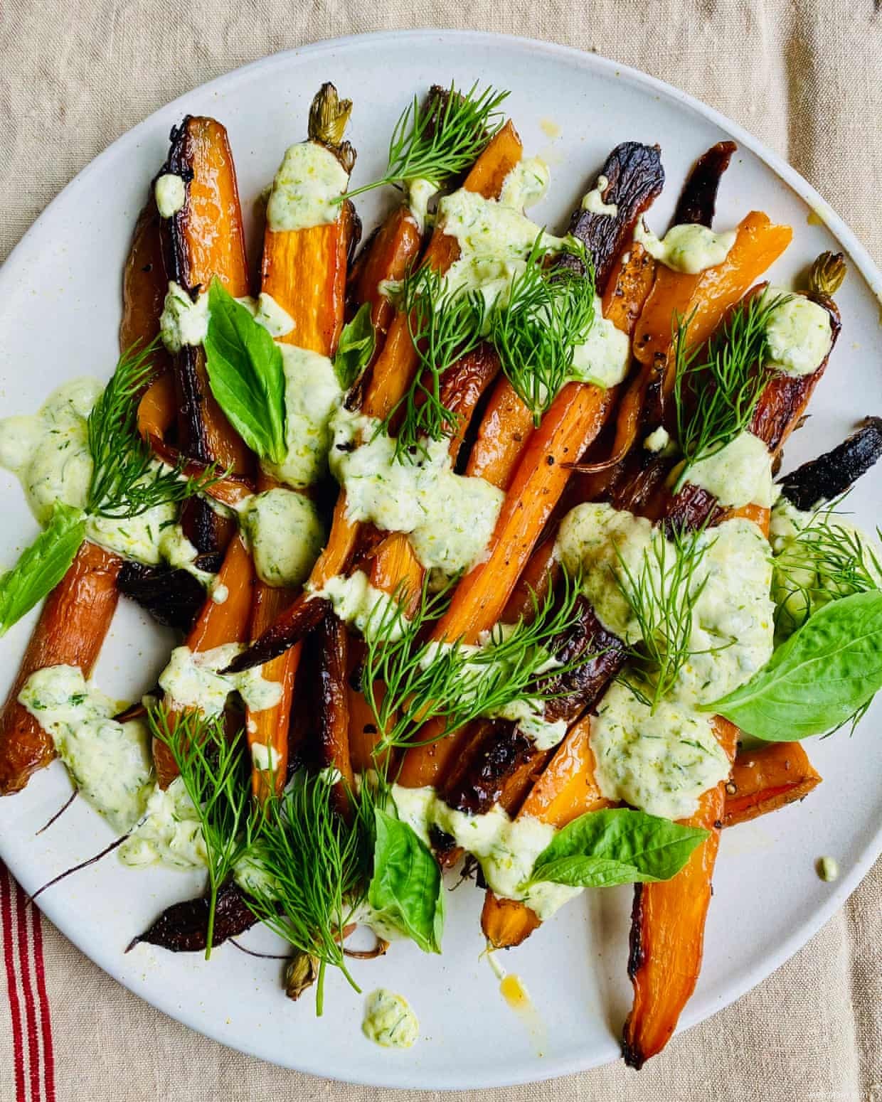 Les recettes de Nigel Slater pour les carottes aux noix de cajou et à la crème de basilic 