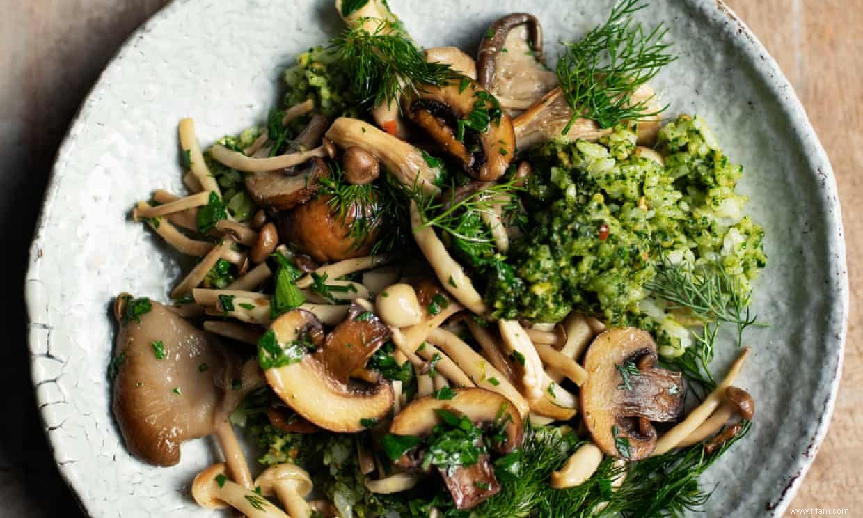 Les recettes de Nigel Slater pour les moules et les champignons avec du riz gluant 