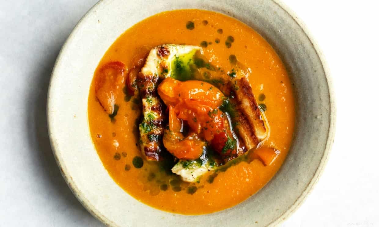 Soupe de carottes, tomates et halloumi de Nigel Slater 