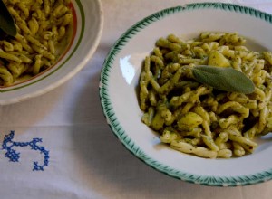 La recette de pâtes au pesto de sauge et de pistache de Rachel Roddy 