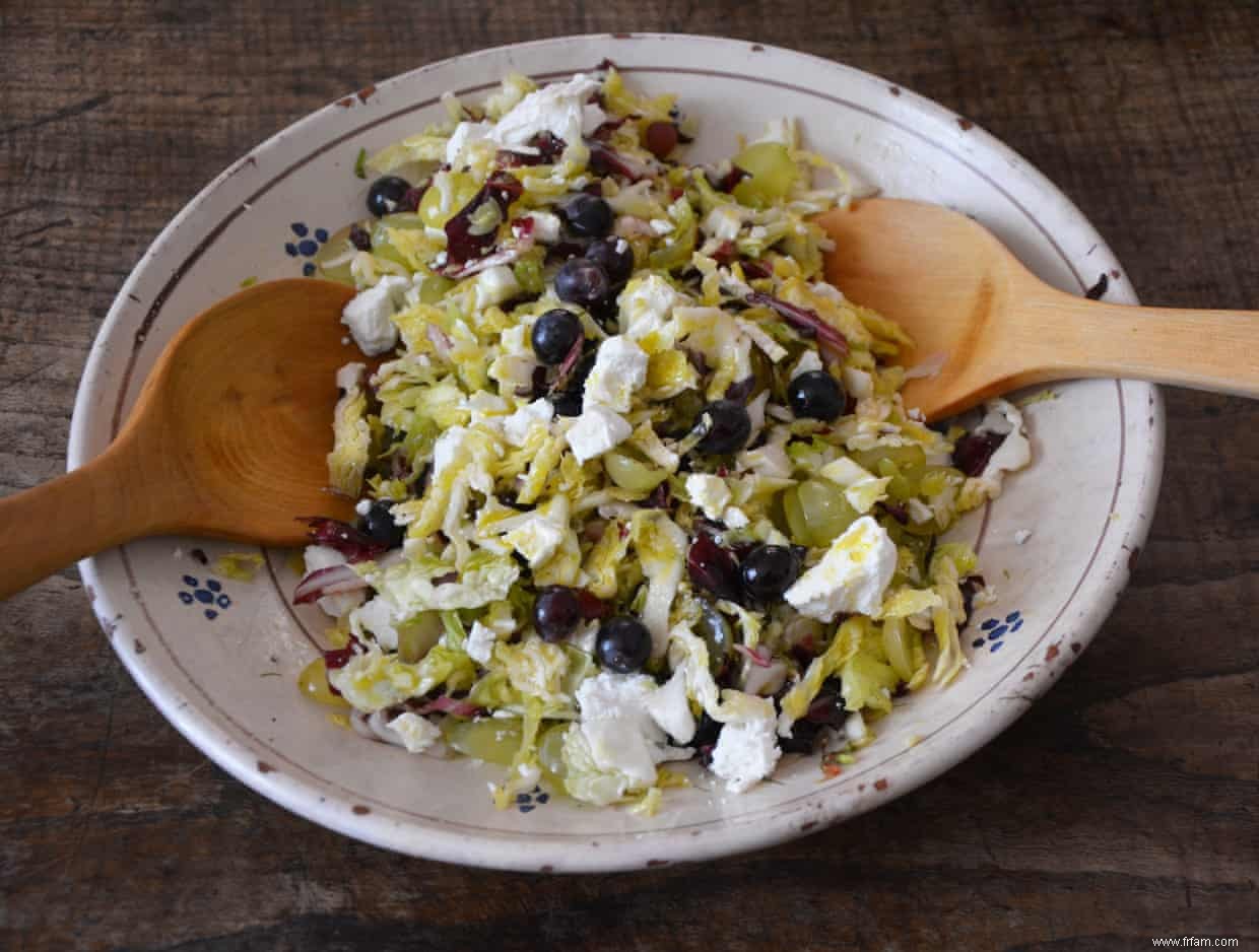 La recette de Rachel Roddy pour la salade de radicchio, raisin et fromage de chèvre 