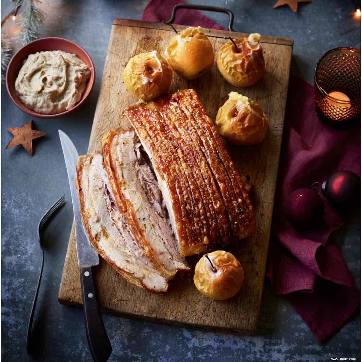 Recette de la poitrine de porc rôtie aux pommes au four de Claudia Roden 