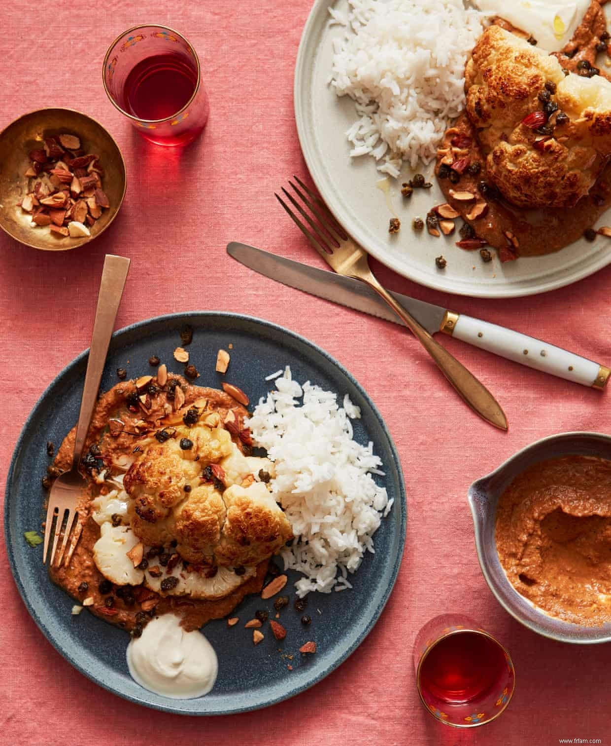 Recette de Thomasina Miers pour le chou-fleur au four avec taupe aux amandes rôties et aux pruneaux 