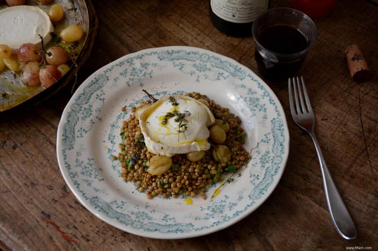 La recette de Rachel Roddy aux lentilles, raisins rôtis et fromage de chèvre 