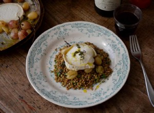 La recette de Rachel Roddy aux lentilles, raisins rôtis et fromage de chèvre 