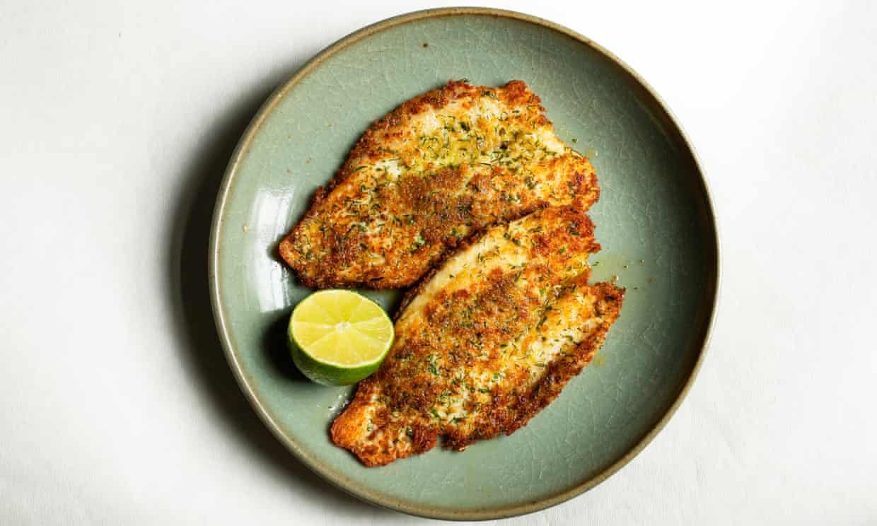 La recette de Nigel Slater pour le poisson pané en croûte de citron vert et d herbes 