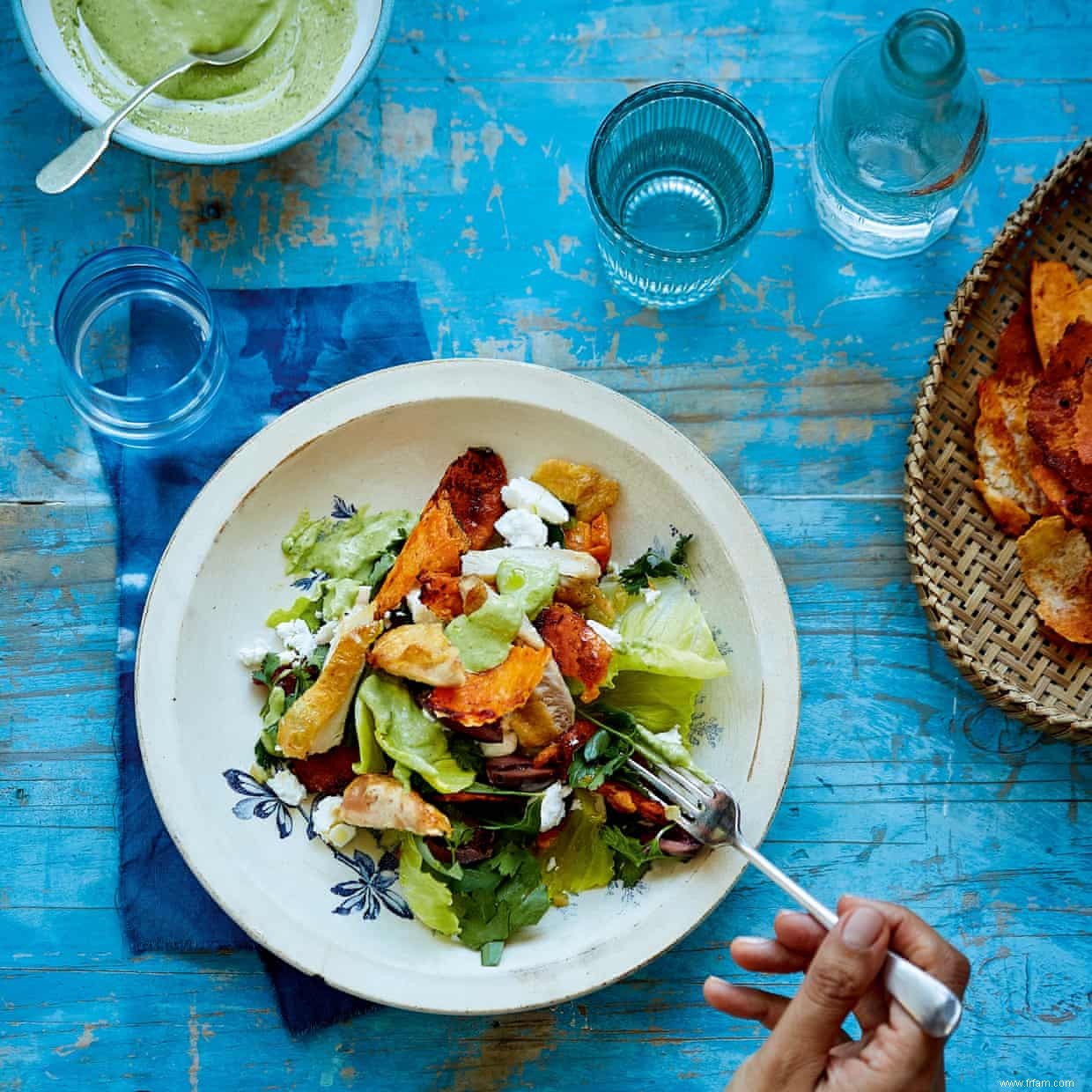 Salade de poulet rôti de Ravinder Bhogal avec croûtons à la graisse de poulet et vinaigrette au tahini vert 