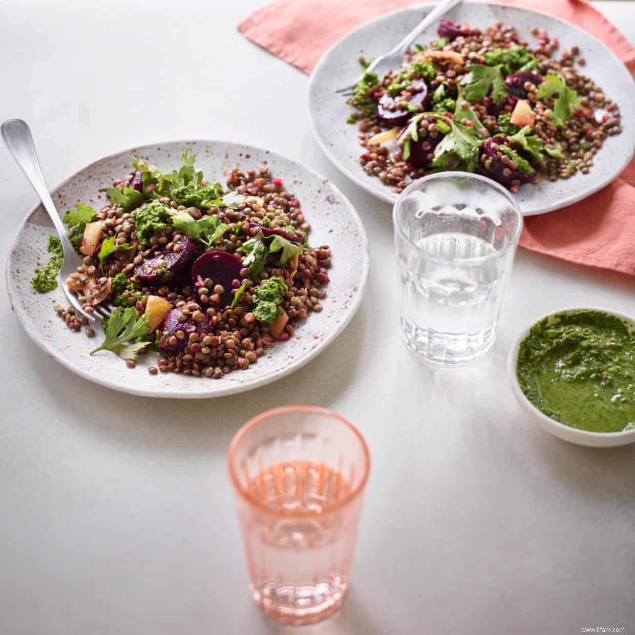 La recette de Yasmin Khan pour les lentilles aux citrons confits et zhoug 