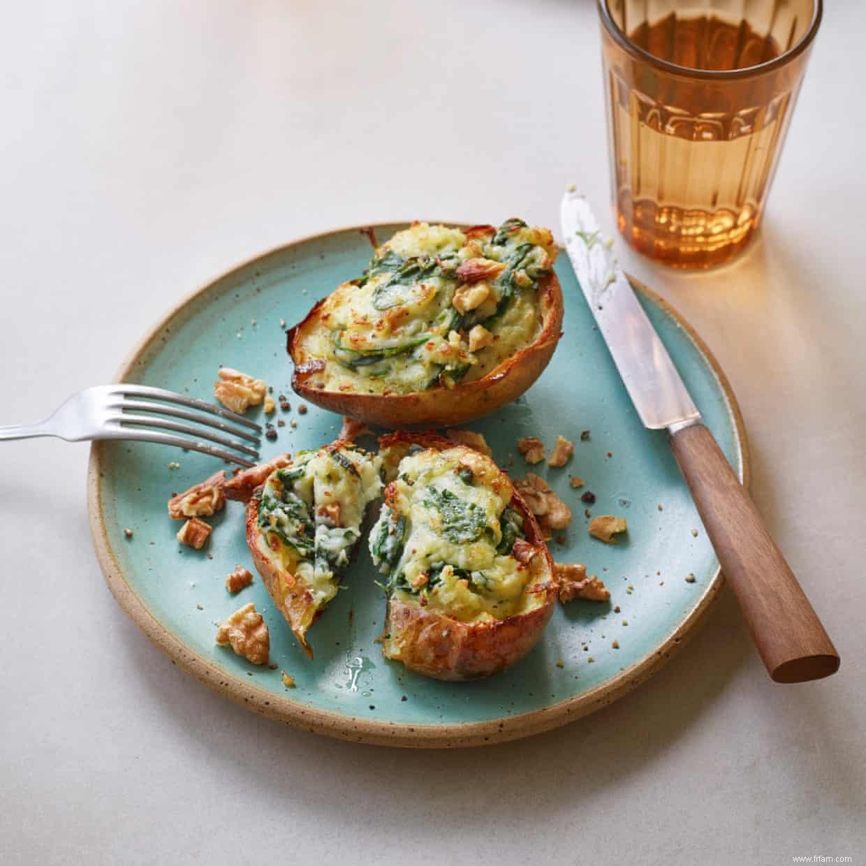 La recette de Yotam Ottolenghi des pommes de terre farcies aux épinards et au gorgonzola 