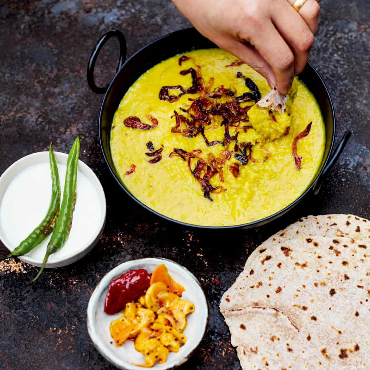 Recette de Moong dal avec une tarka à l ail et au cumin de Meera Sodha 