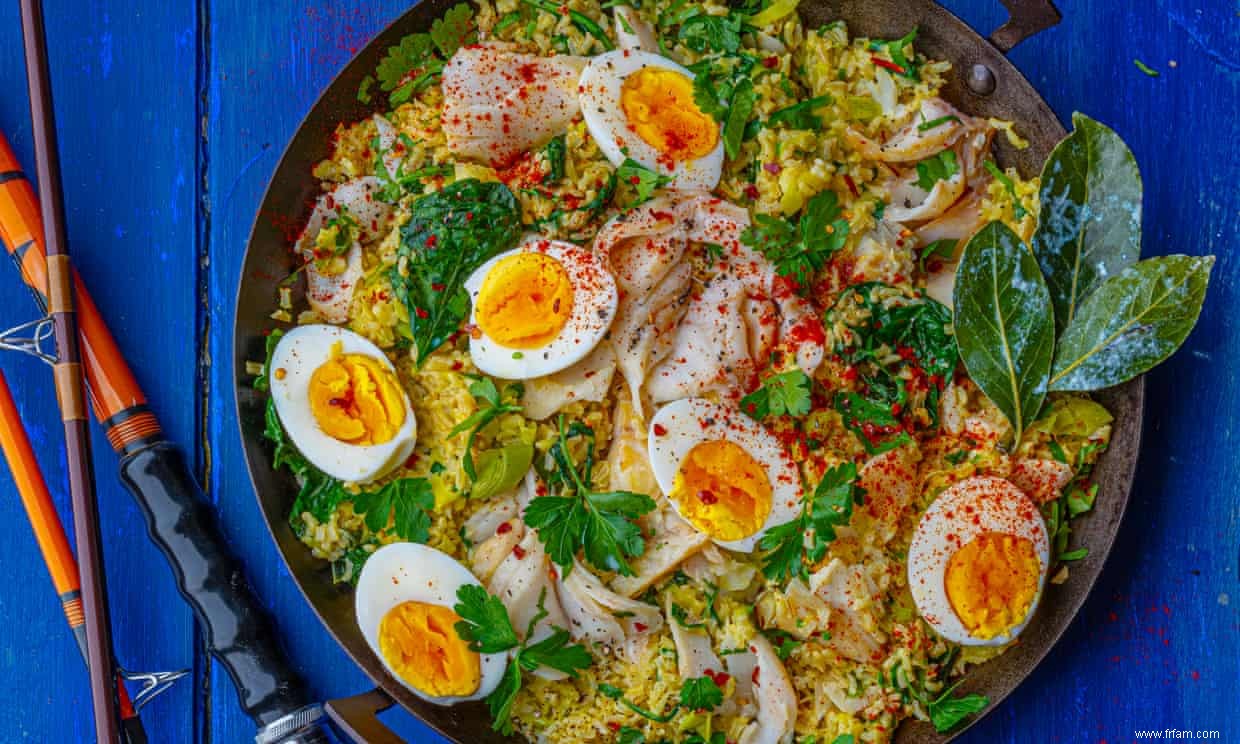 Recette de Kedgeree aux poireaux, épinards tombés, herbes et crème fraîche par Emily Scott 