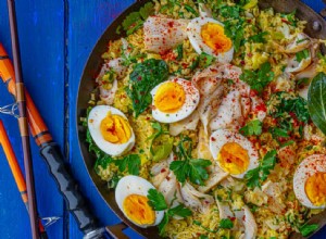 Recette de Kedgeree aux poireaux, épinards tombés, herbes et crème fraîche par Emily Scott 