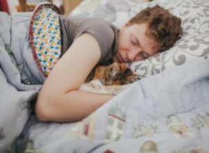 Pourquoi mon chat dort-il sur moi ? 6 raisons expliquées 