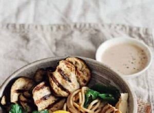 Bol protéiné soba avec aubergines grillées, tofu et sauce au beurre d amande épicée 