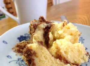 Gâteau au café aux miettes de cannelle dans une tasse 