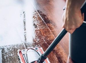 Comment nettoyer en toute sécurité les planchers de bois franc avec un nettoyant pour plancher de bricolage 