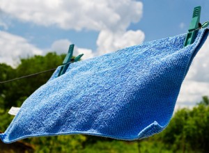 Comment laver les chiffons en microfibre pour préserver leur pouvoir nettoyant 