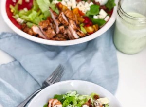 Salade Cobb au poulet BBQ avec vinaigrette au yogourt et aux fines herbes 