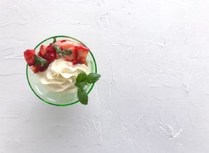 Mousse au chocolat blanc avec fraises et basilic 