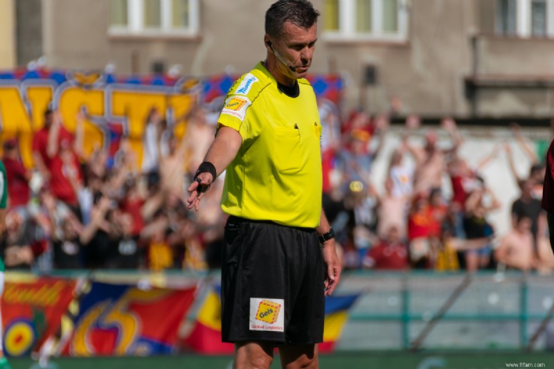 23 signaux d arbitre de football avec images et significations 