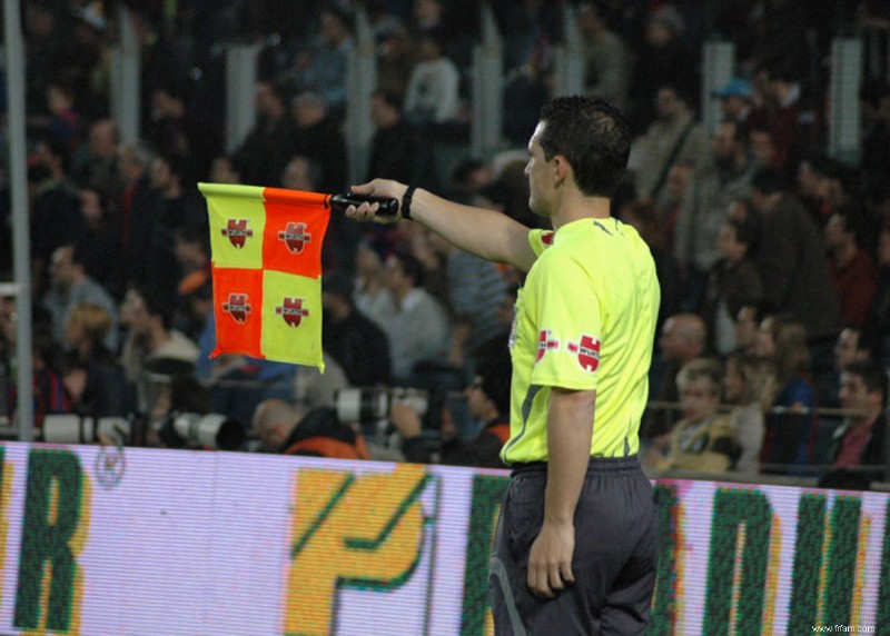 23 signaux d arbitre de football avec images et significations 