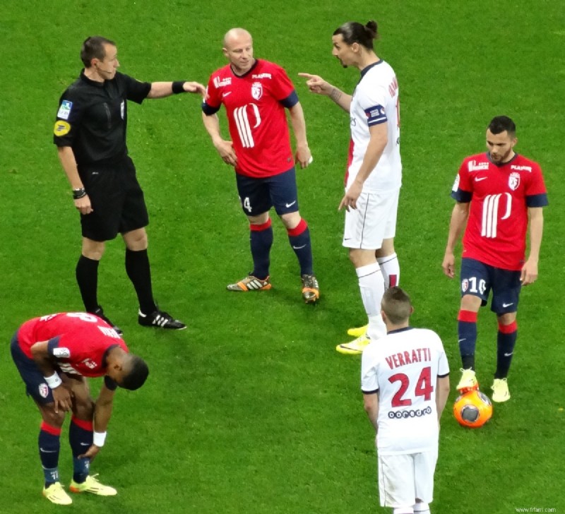 23 signaux d arbitre de football avec images et significations 