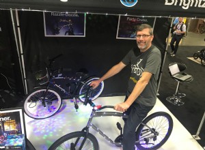 Ces feux de vélo rendus célèbres dans les festivals illuminent le camping 