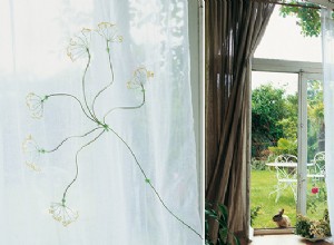 Décorer un voilage de fenêtre avec une fleur en tissu