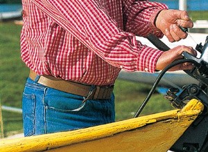 Bateau hors-bord : réparer un lanceur de moteur