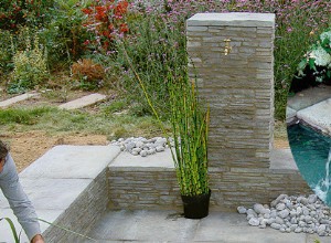 Embellir le jardin : une fontaine à lancienne