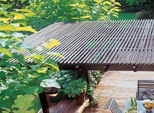 Installer soi-même une pergola en bois dans le jardin