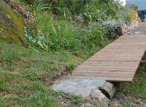 Construire une passerelle en bois dans son jardin