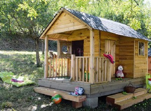 Une cabane d’enfant montée sur un terrain en pente