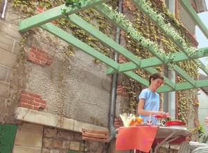 Réaliser une pergola en bois démontable pour se protéger du soleil