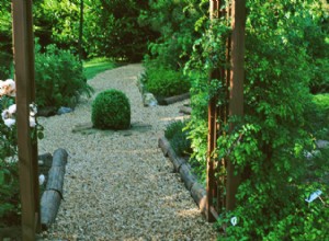 Jardin : réaliser une allée en gravier