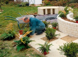 Embellir son jardin avec un muret à deux courbes